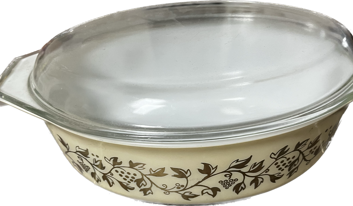 Large Pyrex Covered Dish T.Rain Vintage